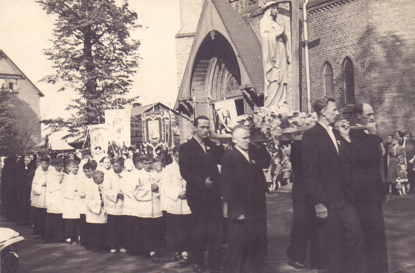 Rydułtowscy ministranci podczas procesji