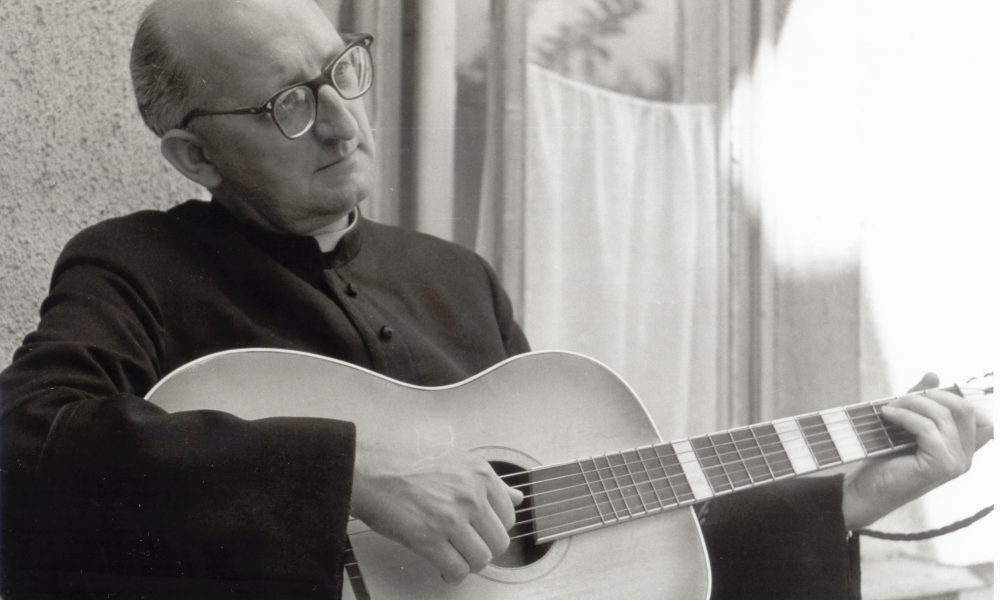 ks. F. Blachnicki, przy kaplicy Dobrego Pasterza, przed wej?ciem do mieszkania Wspólnoty, 1963 r. (?)